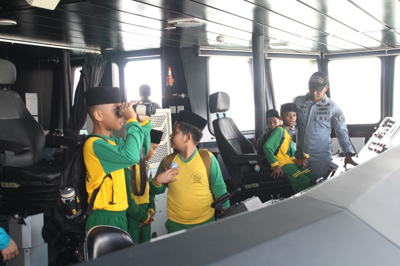 Kawan Inspirasi Kendari Hadirkan Study Tour Edukatif di Lanal Kendari, Kenalkan Dunia Kemaritiman kepada Siswa MIN 1 Kendari
